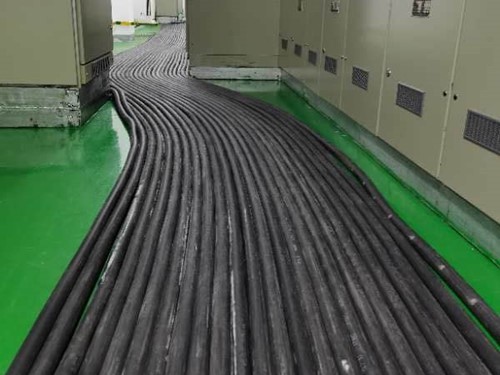 桥东如何根据理论计算公式计算温度对特定电压测量结果的影响？